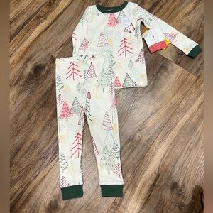 NWT Burt’s Bees Holiday Jammies with Tree Print and Green Cuffs - Size 2T
